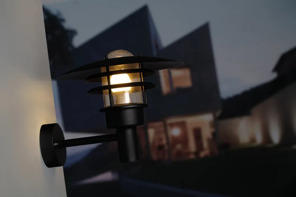 Discount Lønstrup 32 lampă de perete Black Nordlux