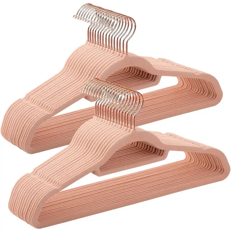 SONGMICS Set de 30 de umerase pentru haine, anti-alunecare cu catifea, bara de cravata si carlig pivotant, 43,5 cm, roz Doar azi