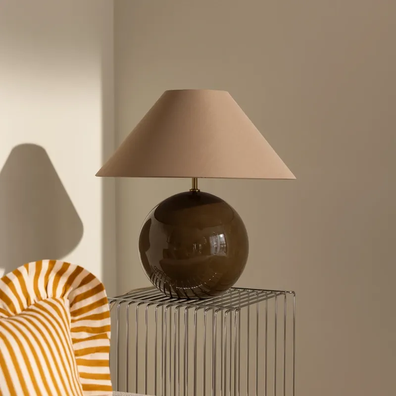 Disponibil imediat Iris 45 Lampă de masă maro Textil 45 cm - Globen Lighting