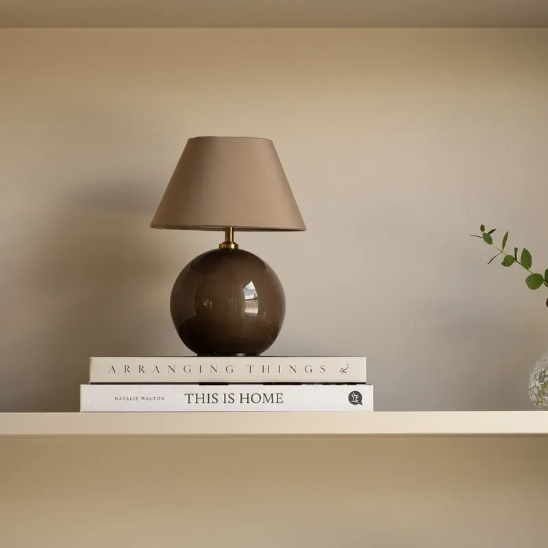 Expediere rapidă Iris 16 Lampă de masă cu LED-uri, reîncărcabilă, maro, textilă - Globen Lighting