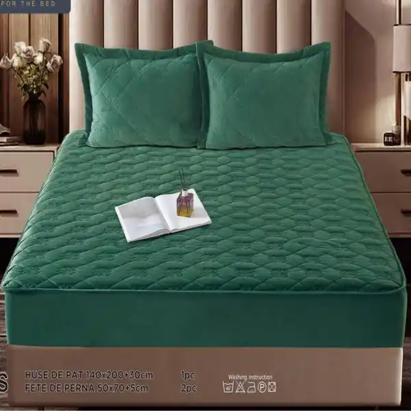 Vezi acum Husa de pat matlasata si 2 fete de perne din catifea, cu elastic, model tip topper, pentru saltea 140x200 cm, verde, HTC-34